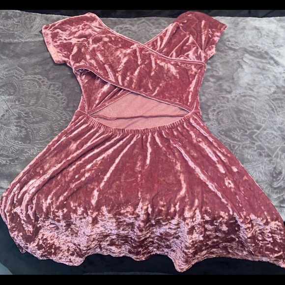 rose pink crushed velvet skater dress w cut out - Picture 2 of 2